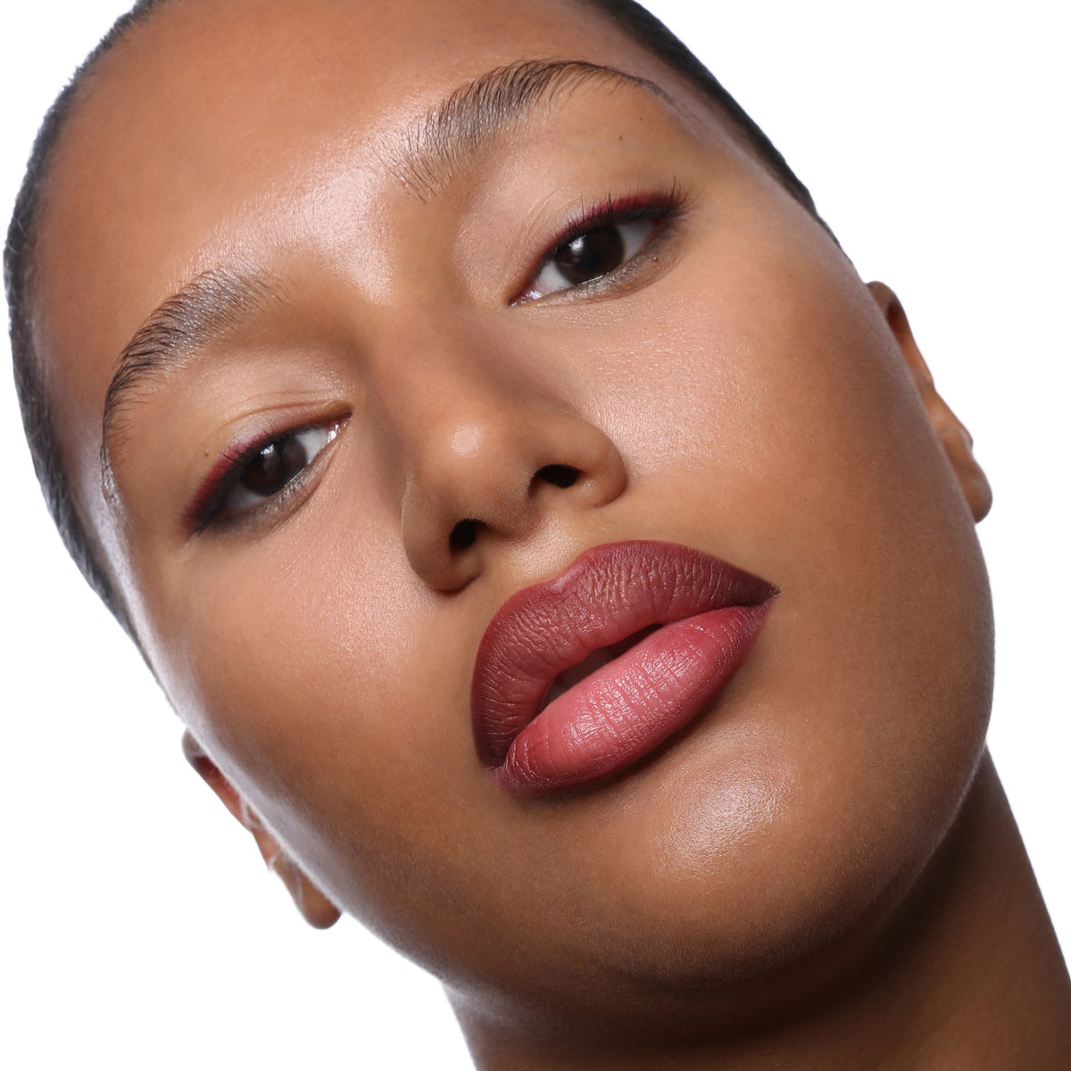 Banger Mascara Red Wine Rêverie, worn, with Eternal Pencil Late Check-Out on the lips and the eyes
