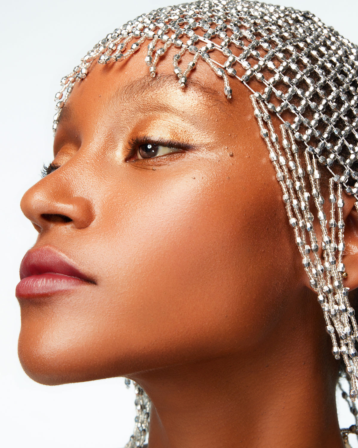 Zoom femme de profil portant l'highlighter bang bang cosmetics