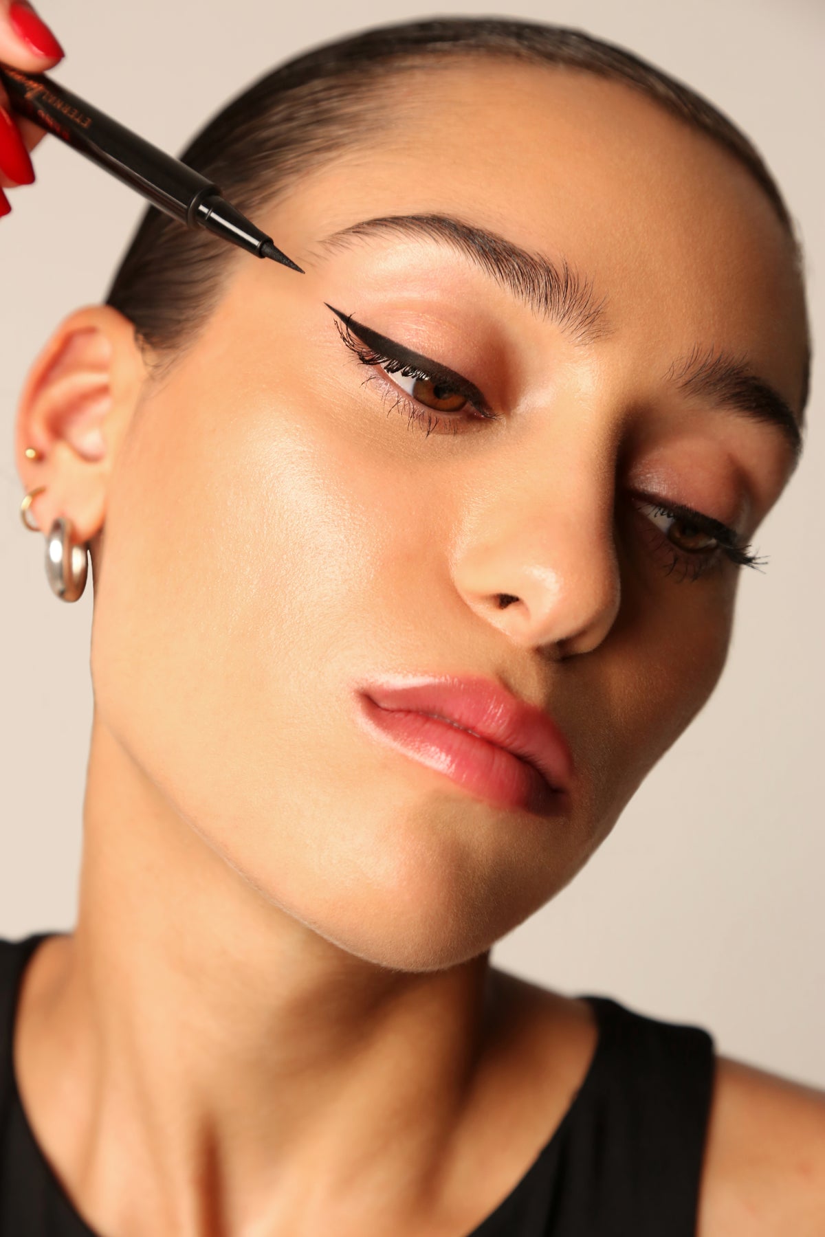 Focus visage d'une femme appliquant l'eyeliner Eternal Liner de Bang Bang Cosmetics