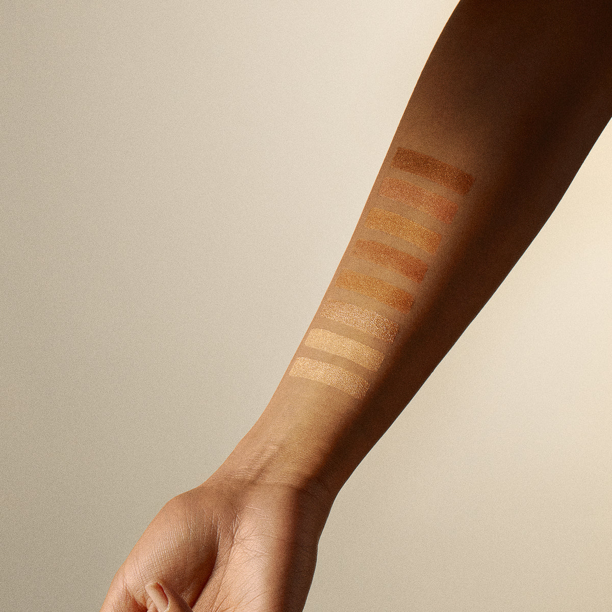 Avant bras montrant des swatches du fards à paupière Eternal Shadow Bang Bang Cosmetics