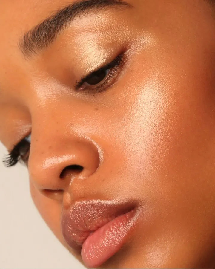Zoom visage femme portant l'illuminateur Eternal Light Bang Bang