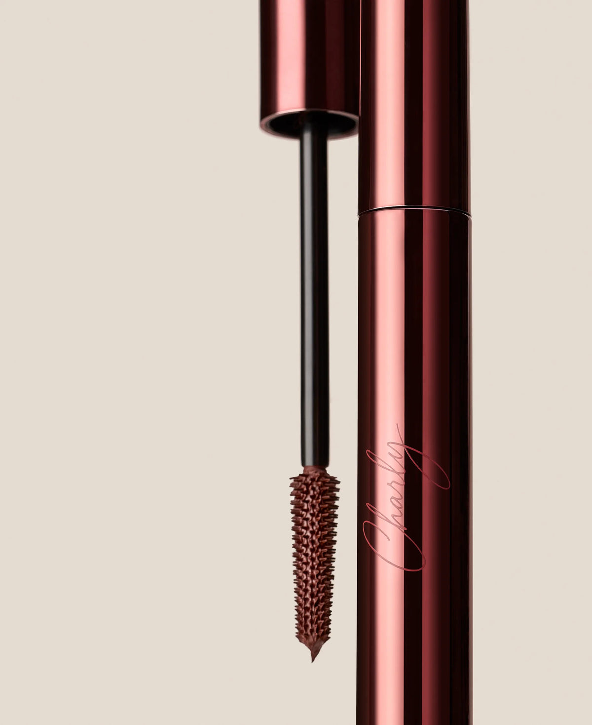 Gros plan sur la brosse du Banger Mascara Red Wine Rêverie