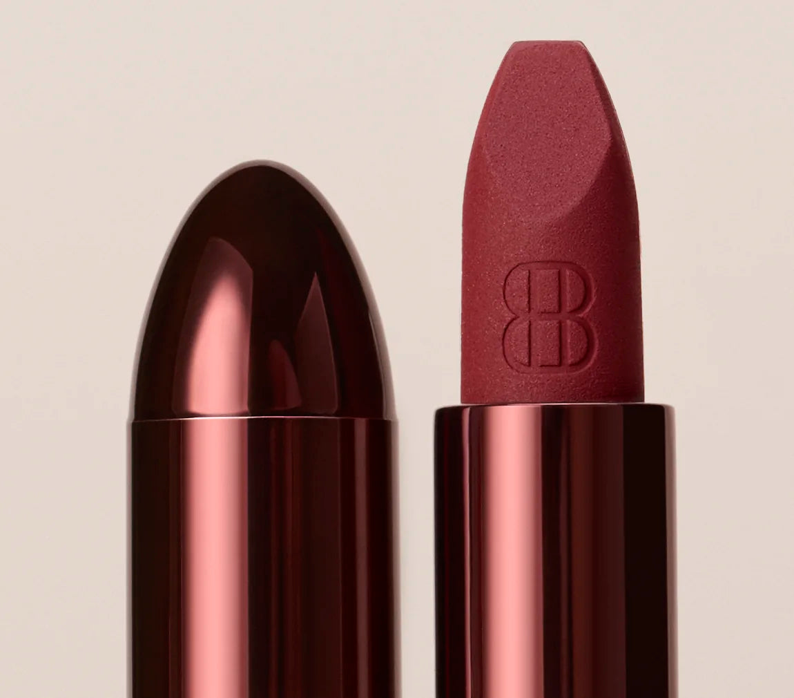 Gros plan sur l’Eternal Matte No Refund, le monogramme BANG BANG gravé dans le rouge
