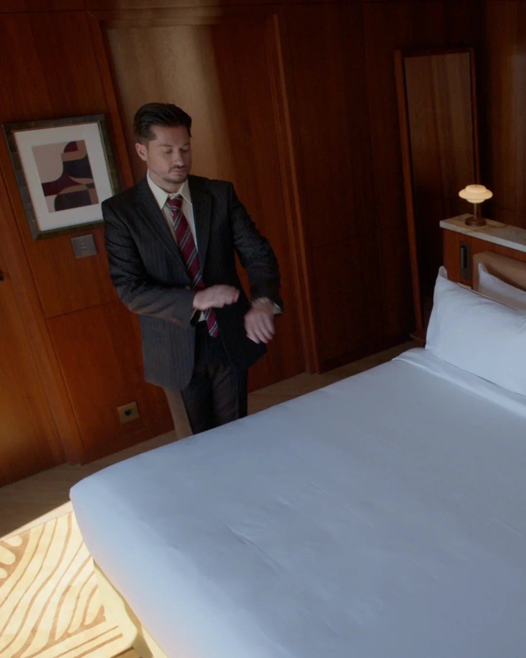 Plan du film : Charly Salvator dans une chambre de l’hôtel