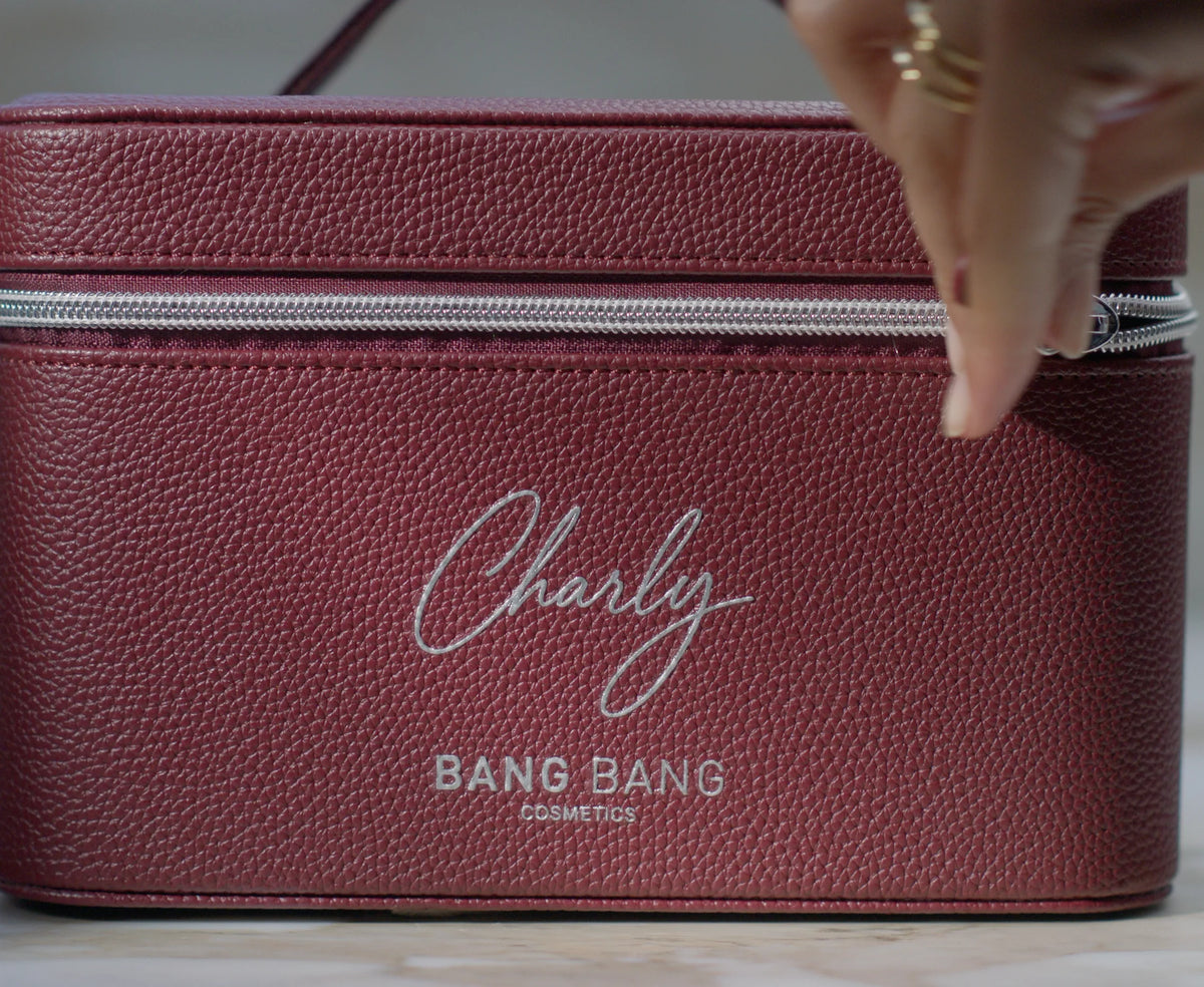 Plan du film : une main ouvre le vanity Hôtel Charly