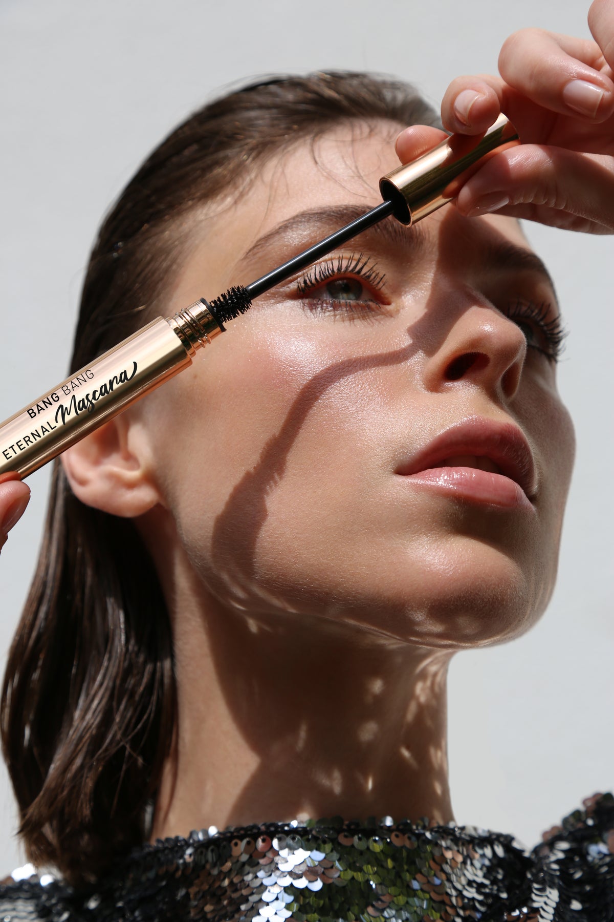 femme appliquant le mascara Eternal Mascara Bang Bang Cosmetics