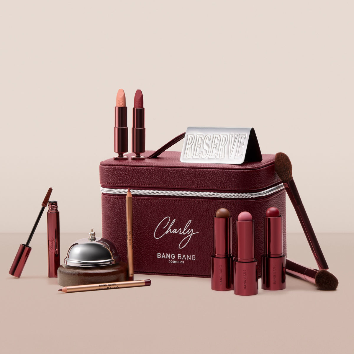 La collection Hôtel Charly et son vanity bordeaux siglé Charly