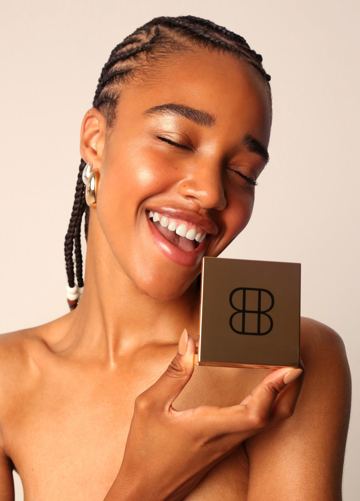 femme appliquant l'highlighter Eternal Light de Bang Bang Cosmetics