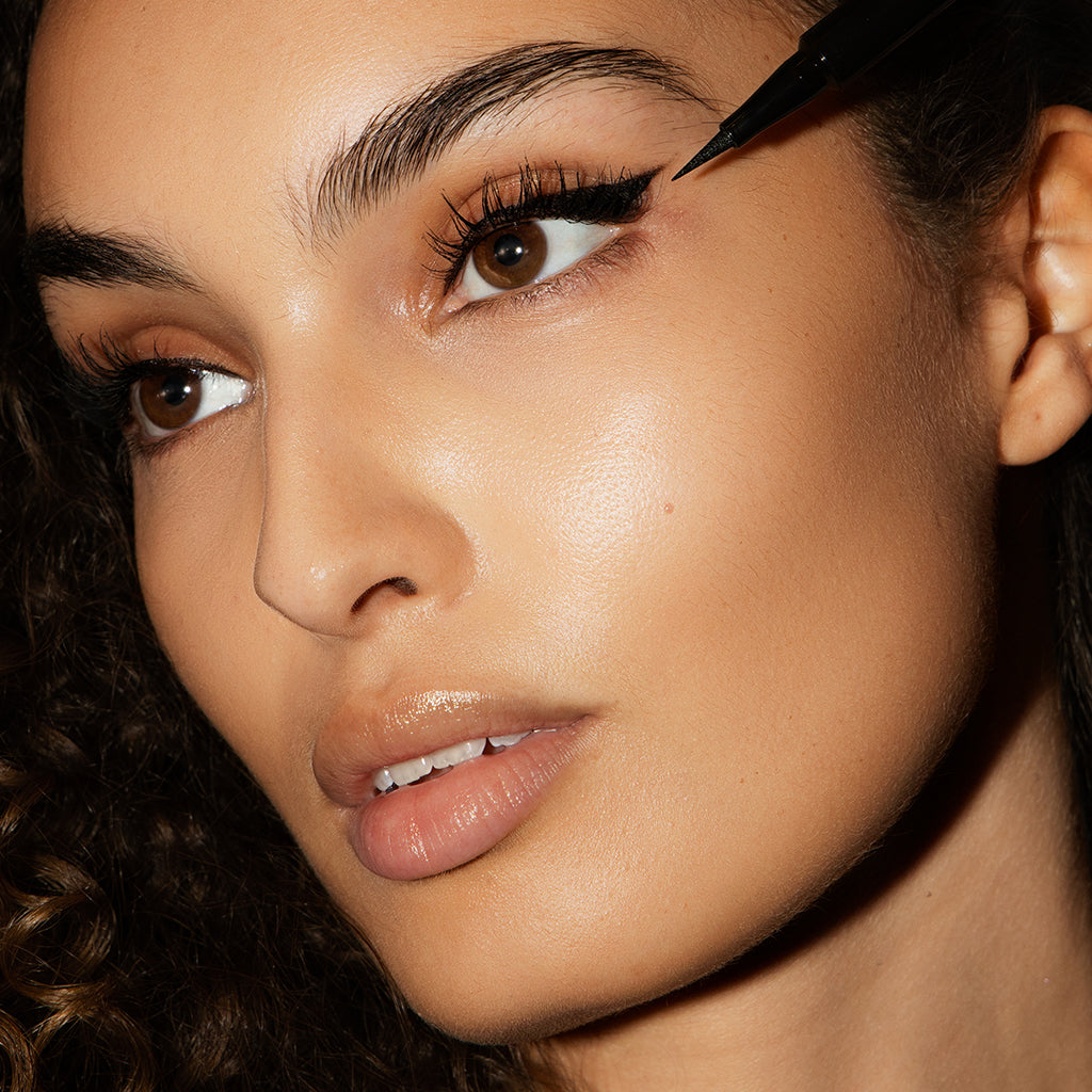 femme appliquant le liner Eternal Liner Bang Bang
