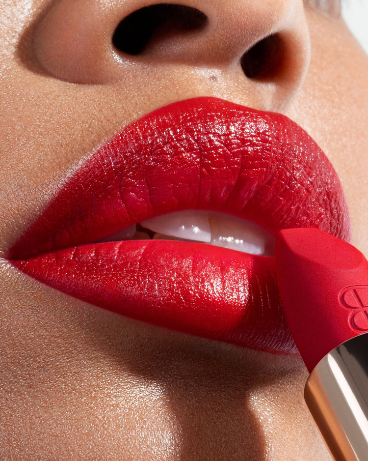 Bouche rouge et rouge à lèvres Eternal Matte