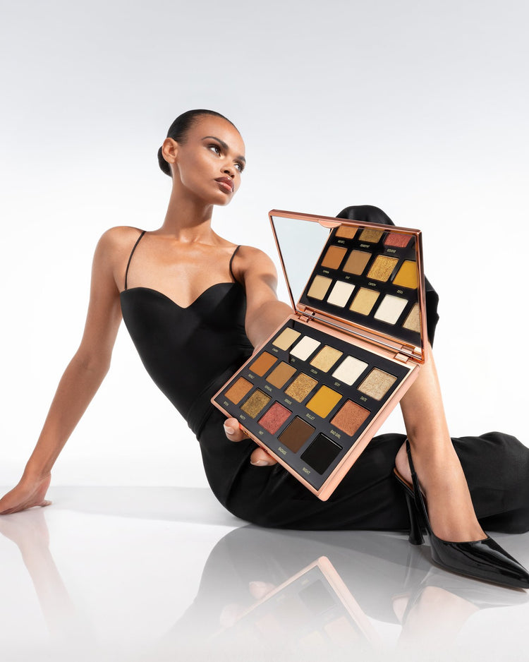 Mannequin tenant la palette Eternal Shadow ouverte
