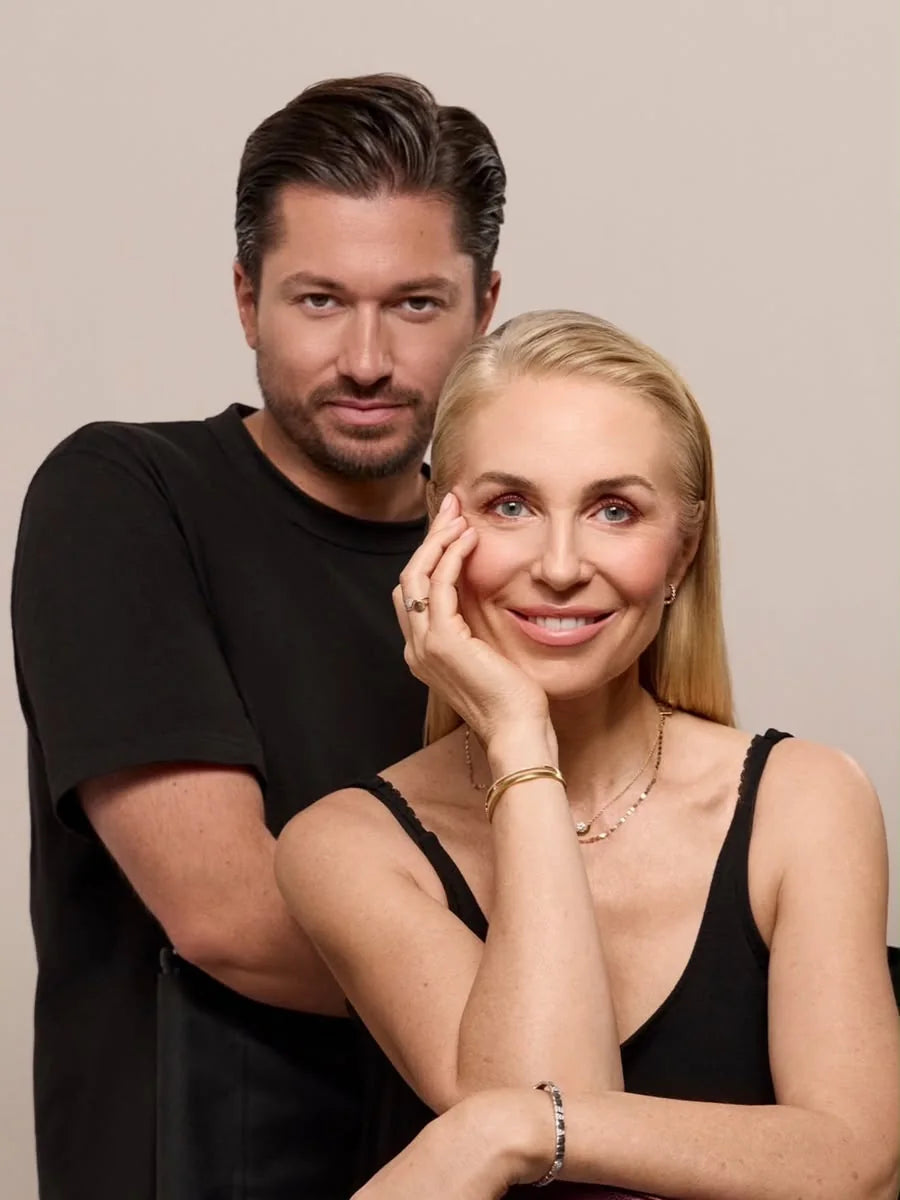 Charly Salvator et Anne-Charlotte, le vanity Hôtel Charly sur les genoux