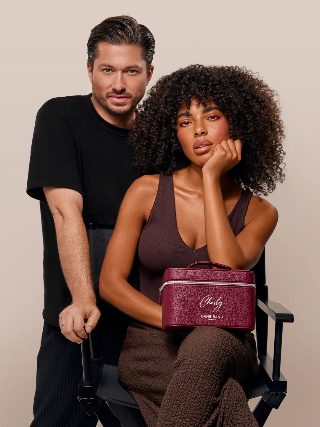 Charly Salvator et Mariella, le vanity Hôtel Charly sur les genoux