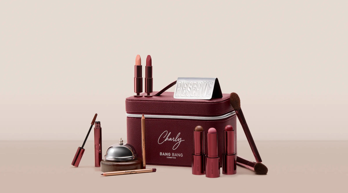 Les dix créations de la collection autour du vanity, avec la cloche et le panneau Reserve